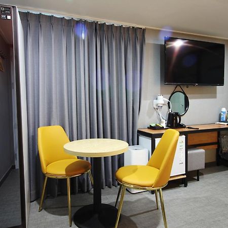 Bronze Hotel Чханвон Экстерьер фото