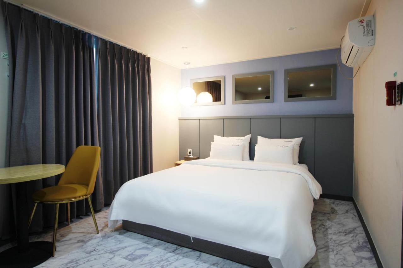 Bronze Hotel Чханвон Экстерьер фото